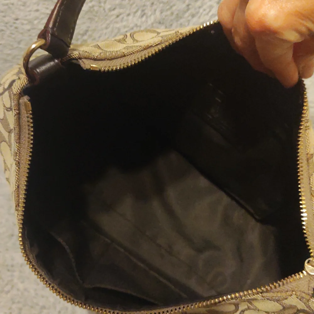 COACH Outline Signature Hobo EUC!! [FINAL PRICE] - Picture 10 of 13